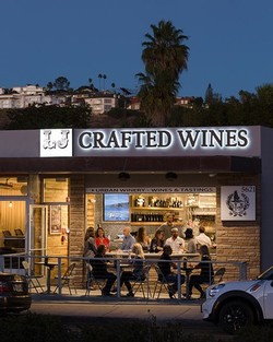 La Jolla San Diego Wine Tasting: Outside of LJ Crafted Wines showing sitting area with a dozen people enjoying the evening air.